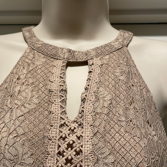 Tan key hole tank top - Picture 2 of 5